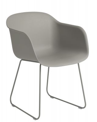 Grauer Fiber Armchair von Muuto mit Armlehnen und Kufengestell, moderner Design Stuhl für Wohnzimmer.